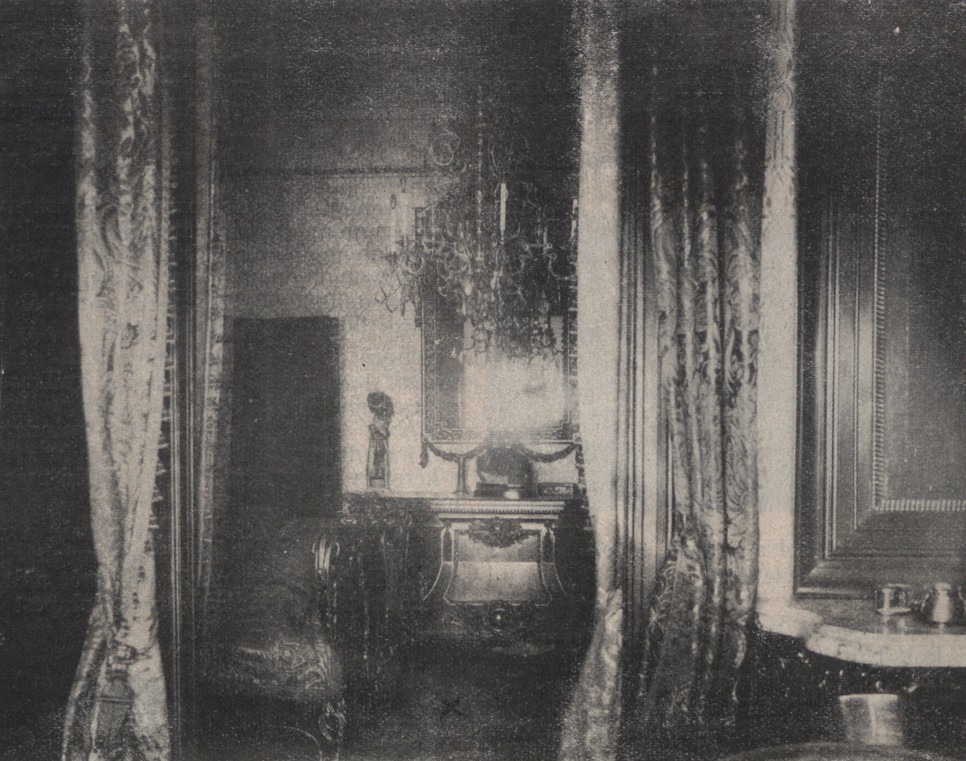 Mágnás Elza hálószobája. Lent középen kereszttel jelölve a gyilkosság elkövetésének helye