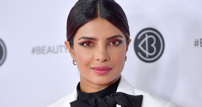 Tátott szájjal bámuljuk Priyanka Chopra ultradögös villantós szerelését