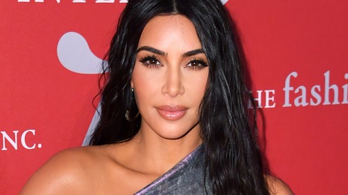 Kim Kardashian és ultravékony dereka megérkezett a vörös szőnyegre