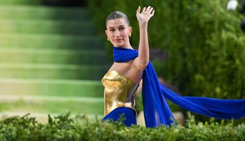 Hailey Bieber brutális hasizmot villantott, csak ámulunk, milyen bomba formában van Justin Bieber felesége