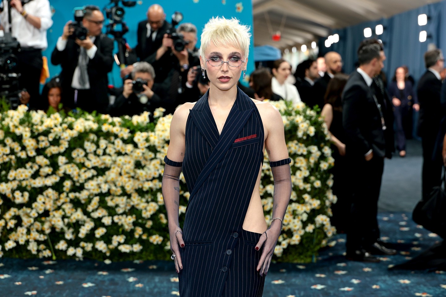 Emma Chamberlain a 2025-ös Met-gálán, a „Superfine: Tailoring Black Style” tematikájú eseményen, a New York-i Metropolitan Művészeti Múzeumban