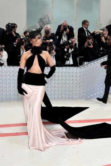 Csodálatos Ralph Lauren estélyiben jelent meg a 2023-as Met-gálán, ami Karl Lagerfeld divattervezőre emlékezett