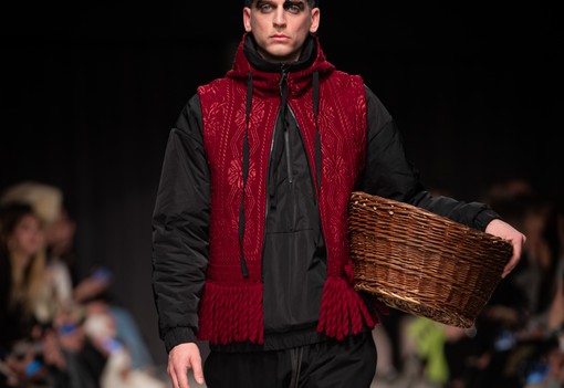 Betyárromantika a kifutón: Zsigmond Dóra új kollekciója a múlt és a jelen határán