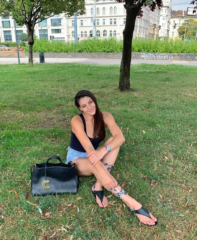 Kulcsár Edina ma bevetette ´popsitakarós´ táskáját