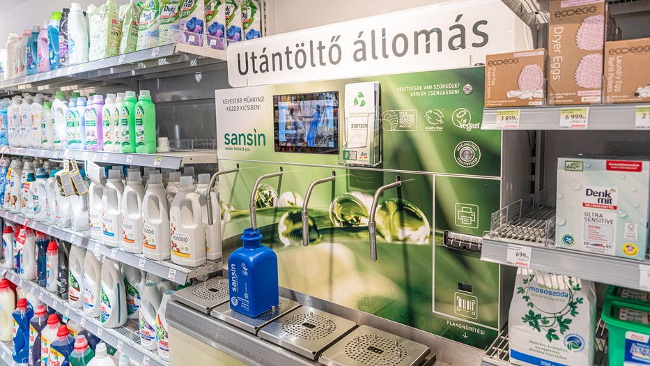 A GLAMOUR minden ökotudatos lépésre, amelyet a vállalatok eszközölnek, igyekszik felhívni a figyelmedet, hogy változtathass te is! A dm újratöltő állomásai fantasztikusak!