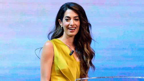 George Clooney felesége a világ legapróbb szoknyájában tündököl: Amal Clooney ritkán mutat magából ennyit