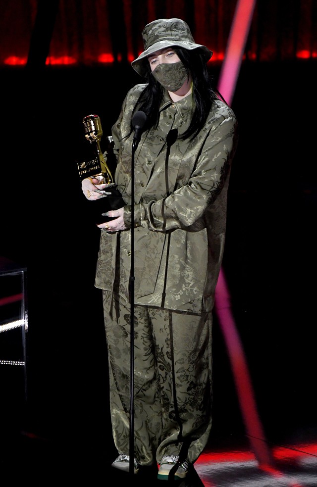 Billie Eilish jól álcázott horgásznak öltözött a Billboard-díjátadón