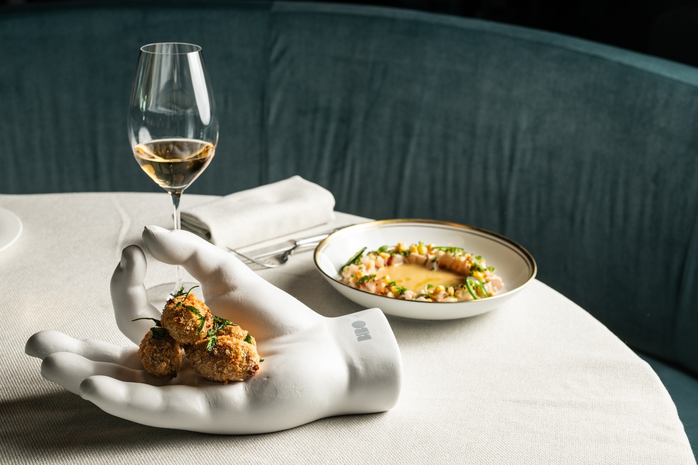 Gulyás croquetta és sárga corvina ceviche kukorica, lime