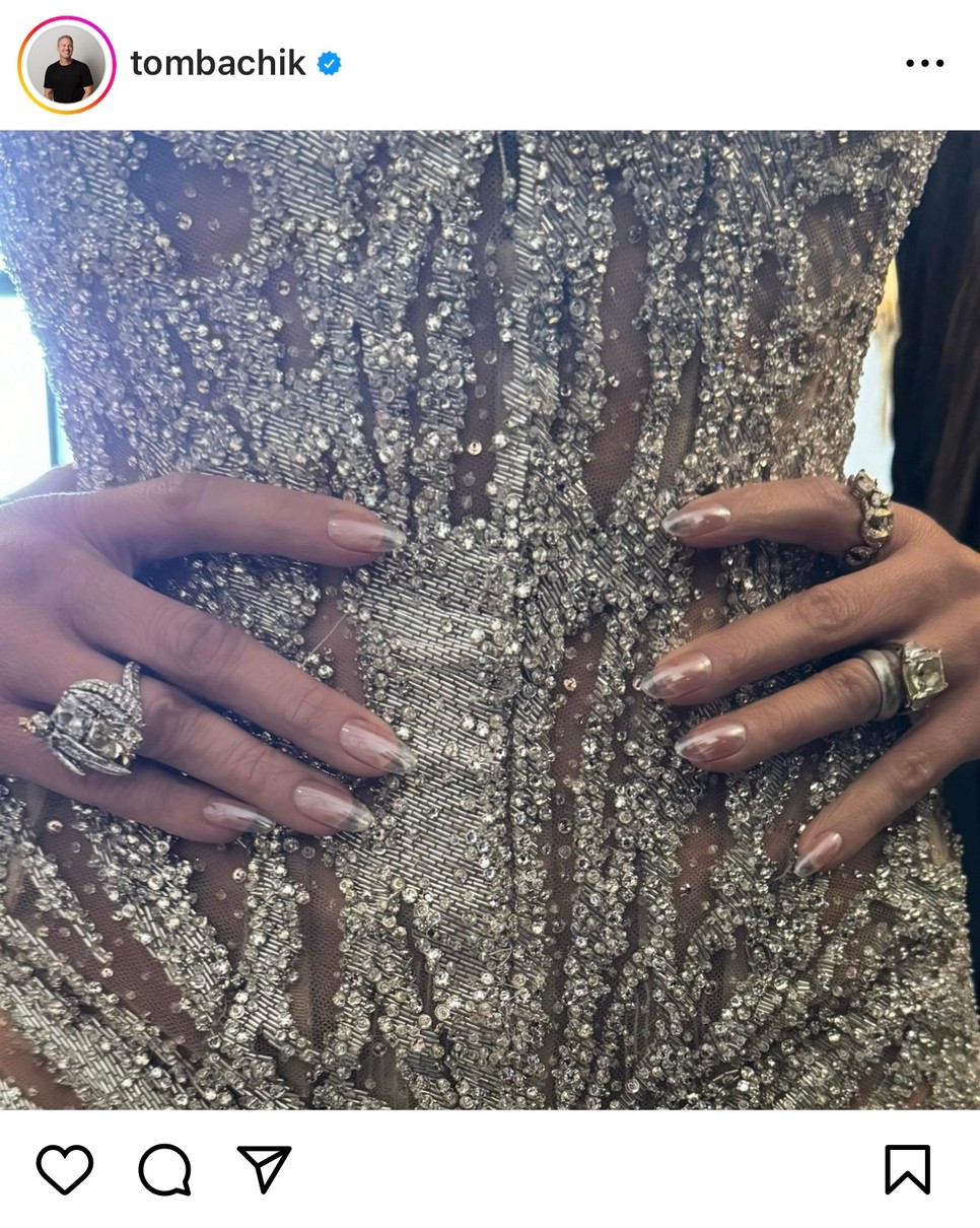 A körömművész, Tom Bachik büszkén osztotta meg az énekesnő pillangó manikűrjét instagram követőivel