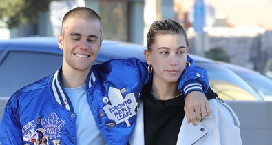 Így készül Hailey Baldwin a karácsonyra: Justin Bieberről énekel