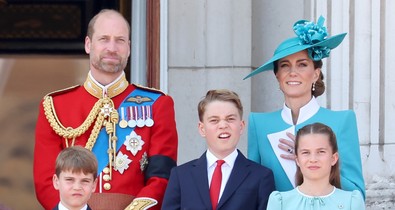 Ezt a meglepő tárgyat rejtegeti a királyi család, amikor a Buckingham-palota erkélyén integetnek