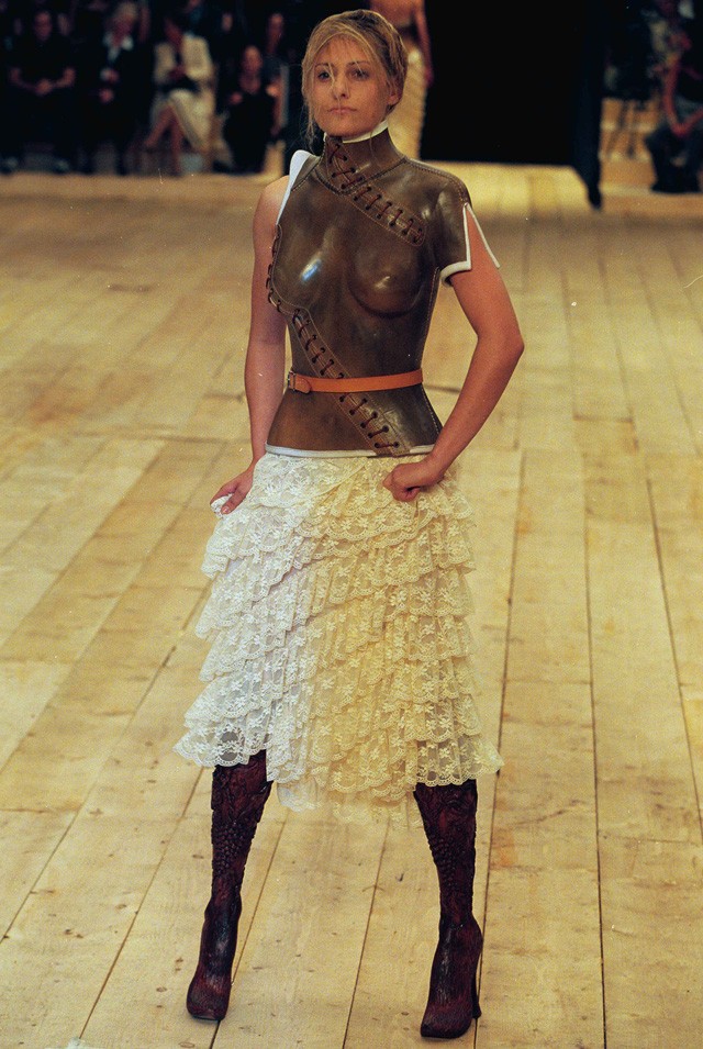 Aimee Mullins, paralimpikon Alexander McQueen show-ján