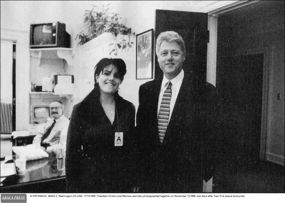Bill Clinton amerikai elnök és Monica Lewinsky 1995-ben a Fehér Házban