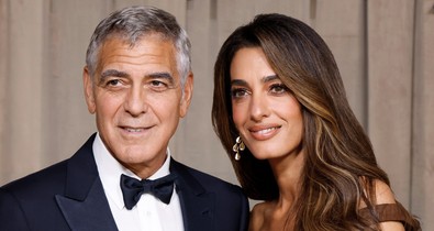 Amal Clooney a szezon legszebb ruhájában gálázott férje mellett: királynői megjelenésével homályosított el mindenkit