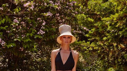 Forró nyár! Iszak Eszti is csak bikiniben bírja