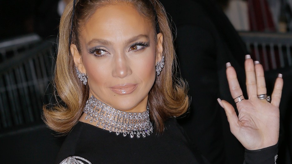 Jennifer Lopez nem tud hibázni, tarolt a rövidnadrágos szettjében
