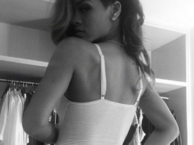 Rihanna hófehér bodyban szexiskedik