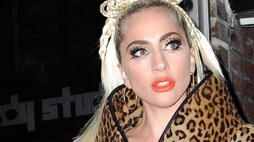 Bizarr! Lady Gaga-t mintha elnyelte volna ez a furcsa párducmintás kabát!