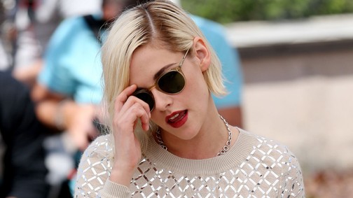 Kristen Stewart szexi miniben vagánykodik