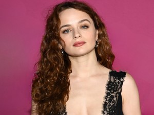 Joey King álomszép pucérruhában keltett óriási feltűnést, gyakorlatilag egy szál fehérneműben pózolt