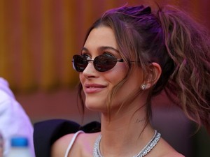 Hailey Bieber elhozta nekünk az idei tavasz legütősebb trendjét