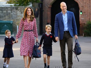 Itt az újabb fotó a királyi családról, ami hemzseg a Photoshop-bakiktól