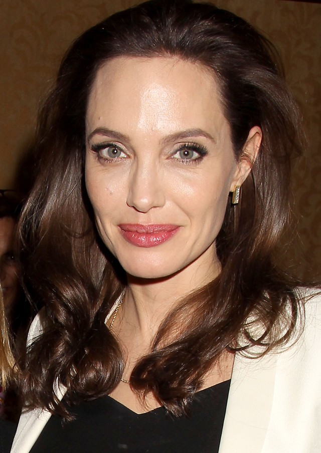 Így koppinthatod le Angelina Jolie tökéletes utcai szettjét párezer forintból