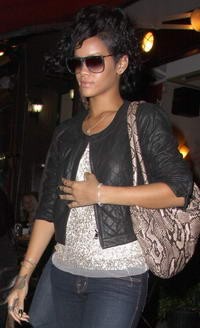 rihanna-200x-d00002D2Faecaf40ca15f.jpg