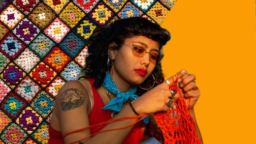 Hogyan lett a kötögetésből aktivizmus, vagyis a lázadás eszköze egy hagyományos női elfoglaltságból? Elmeséljük! 