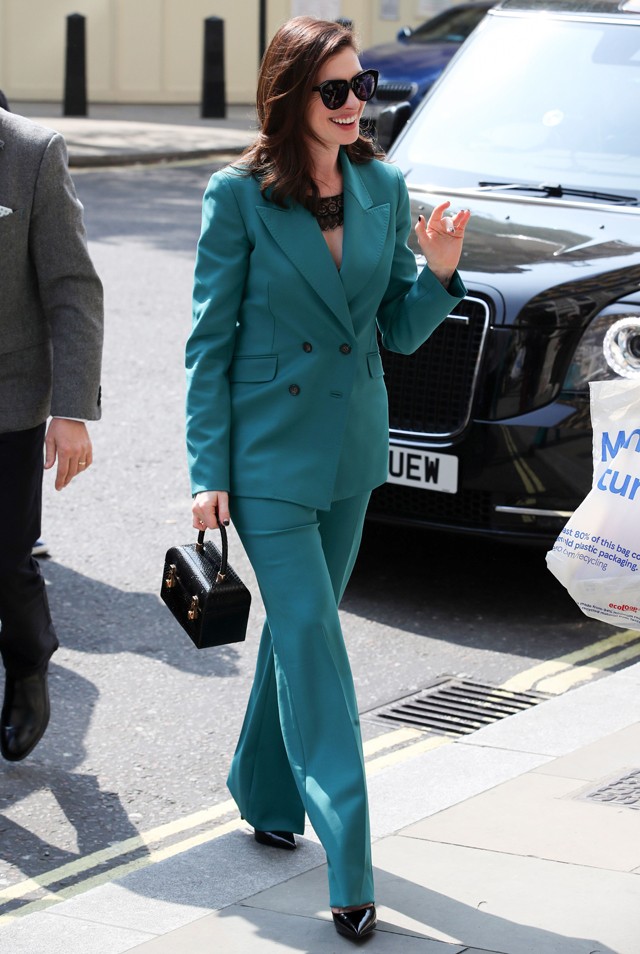 Anne Hathawaynek olyan jól áll a színes blézer, mint senki másnak