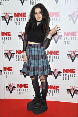 Szereti az alapdarabokat kockás rakott szoknyával párosítani, mint ahogy itt is láthatjuk, az NME díjátadóján a tavaly.