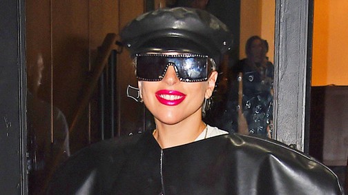 Lady Gaga kínzóruhában flangál az utcán