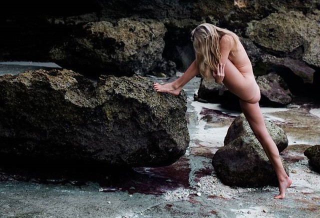 Ez az üzenet áll a pucéran jógázó nők fotói mögött!