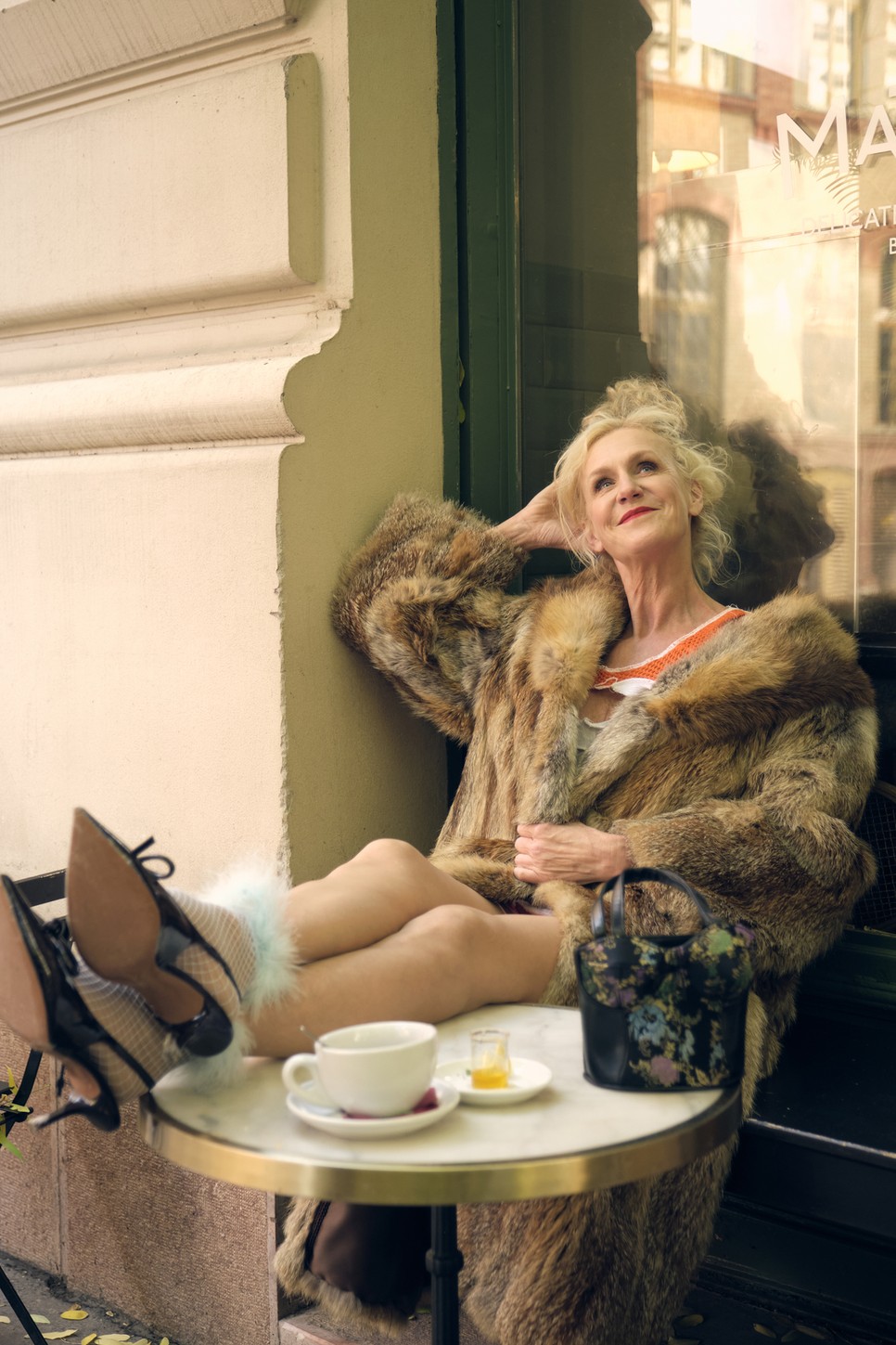 Klára fontosnak tartja hangsúlyozni: egy nő minden életkorban ugyanolyan értékes, kívánatos és szerethető - Ruha: BORBALA, Kabát: vintage, Táska: MrCarterCo, Hajgumi: Tomcsanyi