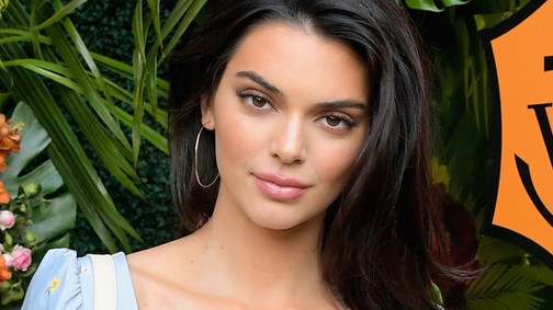 Kendall Jennert teljesen elcsúnyították, majd lefotózták pucéran