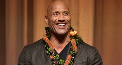 De édes: Dwayne Johnson eteti a barátnőjét miközben az a gyereküket szoptatja