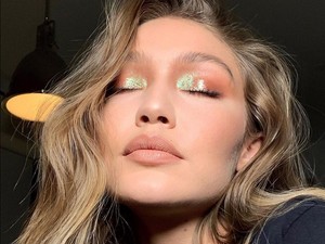 Get the Look: Így készítsd el Gigi Hadid csillámos sminkjét!