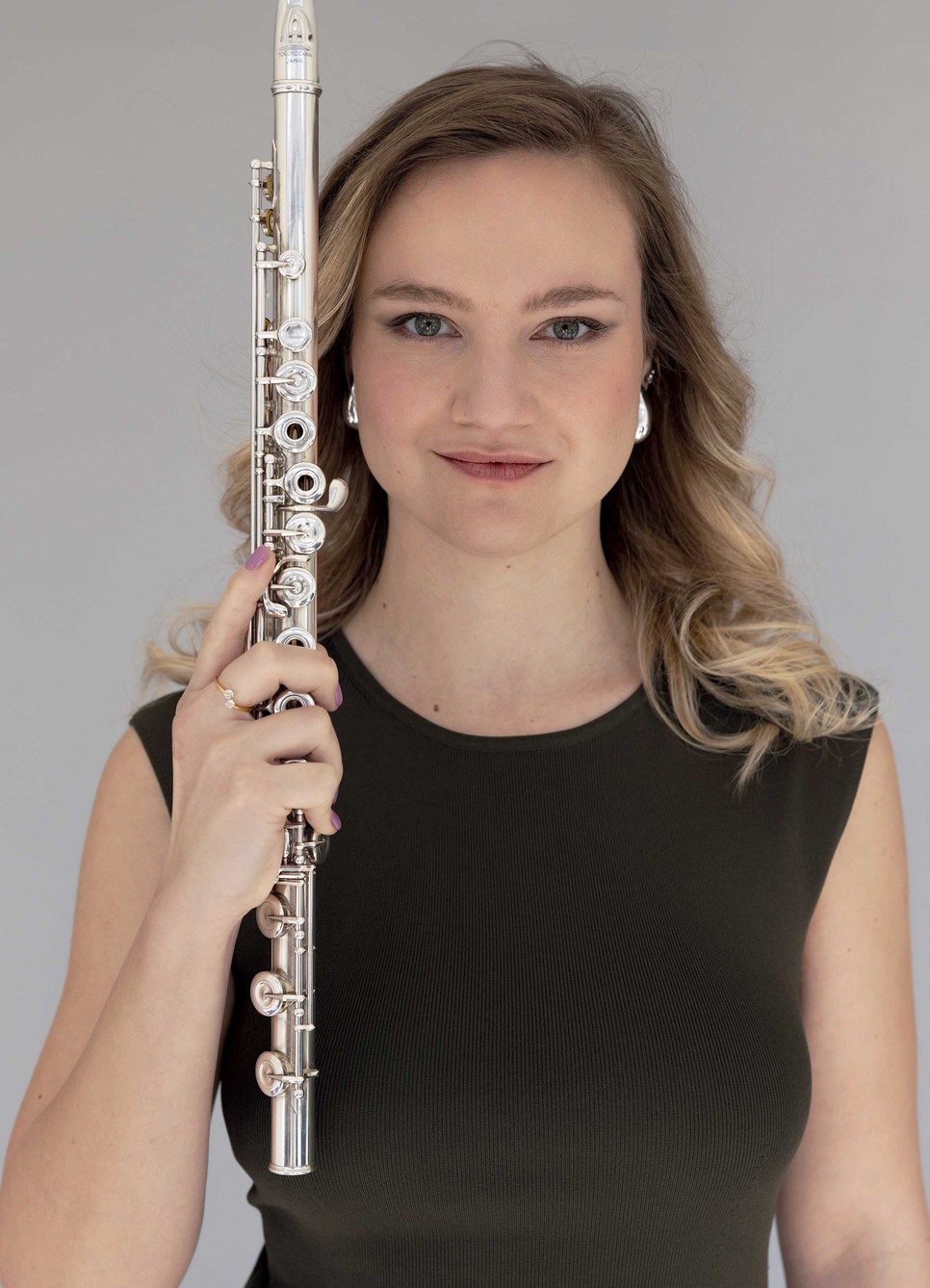 Ács Dominika fiatal kora ellenére nagyon tudatos a magánéletben és a karrierjében is - Stylist: Pintér Judit Smink: Hajdu Zsófia Haj: Szepeshelyi Gabriella Sziluett ruha és fülbevaló COS