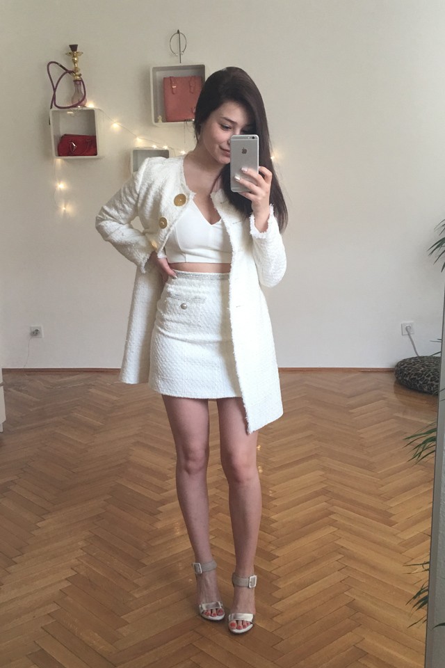 Extrán csinos miniben ma Karola