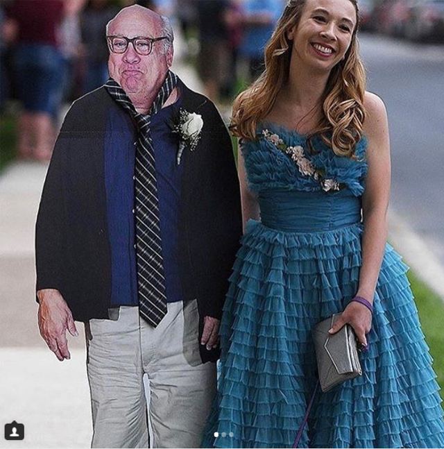 Nem volt párja a sulibálban, ezért kivágott egy életnagyságú Danny DeVitot, és vele ment el