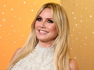 Heidi Klum egy szál tangabugyiban hógolyózott: zavarbajtő szettben készül a szilveszterre a modell