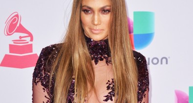 Csak Jennifer Lopez tud egy ilyen ronda overálban is szexi lenni