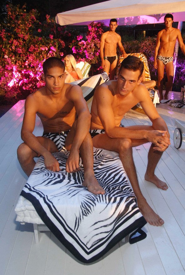 Cavalli egyáltalán nem feledkezik meg a férfiakról sem, és a nekik tervezett kollekciók darabjain is mindig felbukkan az állatminta, mert szerinte nekik is szexin áll, nem csak a nőknek!