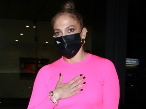 Jennifer Lopez bemutatja, hogyan dobd fel az uncsi őszi szetted csak ezzel az egy darabbal