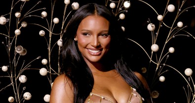 Jasmine Tookes 9 hónapos terhesen, meztelenruhában nyitotta meg a Victoria's Secret Show-t