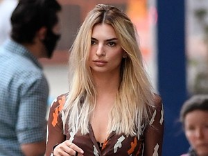 Emily Ratajkowski ruhája olyan lenge, hogy még a bugyija is kilátszik