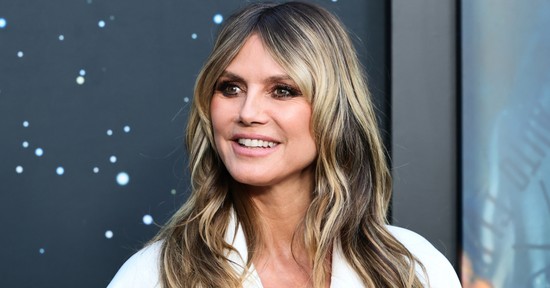 Heidi Klum félmeztelen képe felperzselte az internetet, bizarr fotón mutatta meg fedetlen kebleit az 52 éves modell