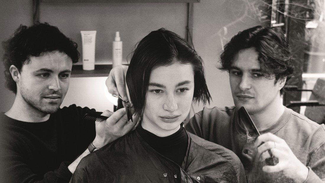 A modern hajvágási trendek egyediségre és dús hatásra összpontosítanak a hagyományos módszerek helyett. Nick Latham és Sean Paul Nother, a The Hair Bros alapítói adtak nekünk interjút, akik a legújabb trendekről is beszéltek.