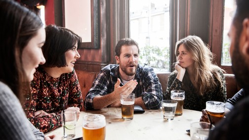 Az emberek jobban kedvelnek, mint gondolnád - de akkor miért hiszed az ellenkezőjét?