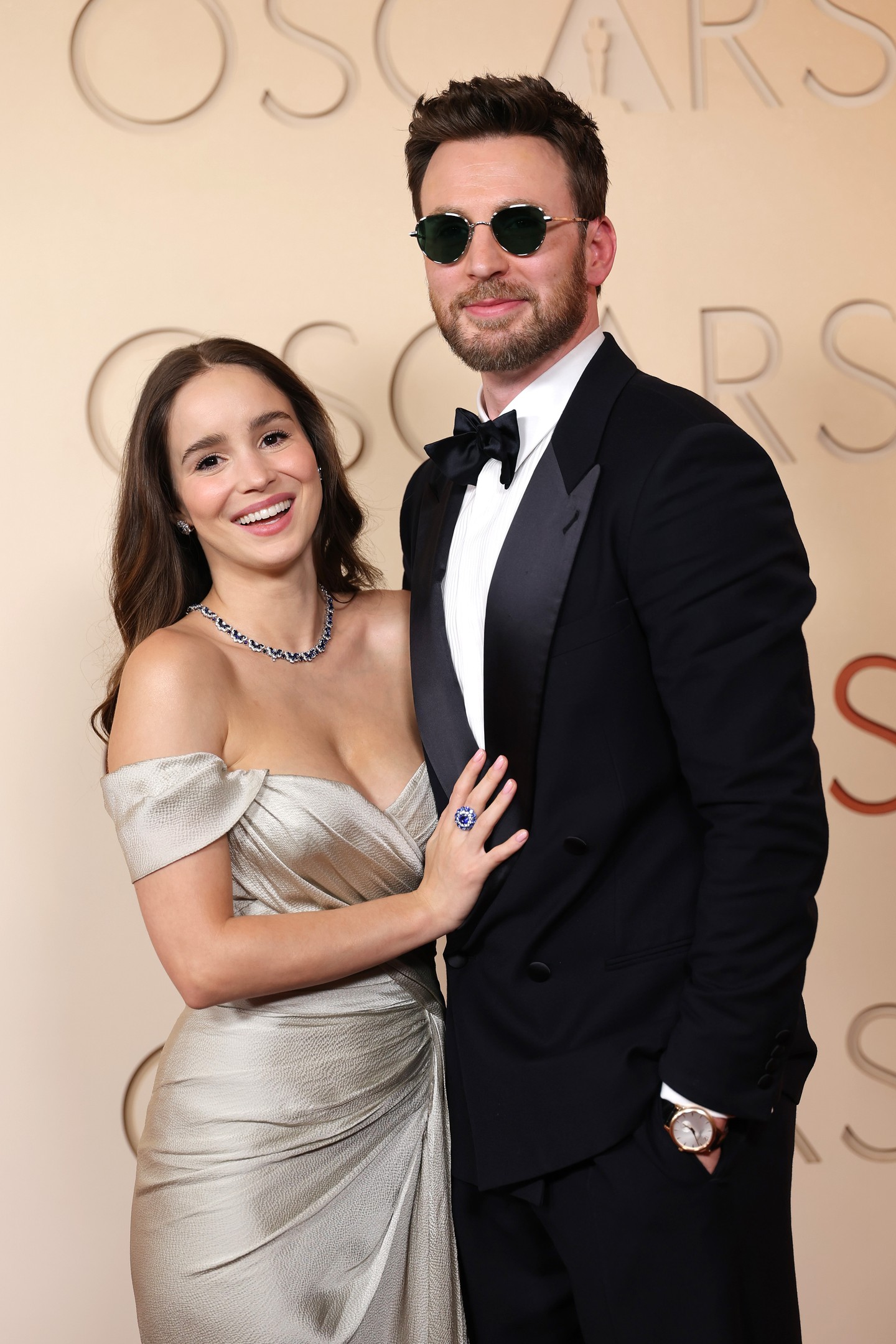 Chris Evans és felesége, Alba Baptista szerelmi szála az egyik nagy kedvencünk Hollywoodban. Amikor már mindenki azt hitte, hogy Amerika Kapitány - érthetetlen módon - örökre agglegény marad, megismerkedett a portugál színésznővel, akivel a legnagyobb titokban tartotta kapcsolatát egészen 2022-ig. 2023-ban összeházasodtak, 2025 októberében pedig megszületett első kislányuk, Alma Grace Baptista Evans is.